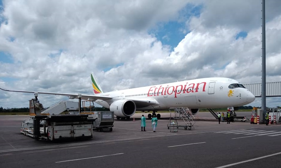 Many thanks to our friends from 🇬🇧 <a href="/UKinCameroon/">UK in Cameroon🇬🇧🇨🇲</a> for contributing to the return and departure of our Embassy staff on the special charter flight. 🇨🇭 Embassy also thanks 🇨🇲 authorities for the excellent cooperation. Reciprocity &amp; Solidarity are key facing #COVIDー19.