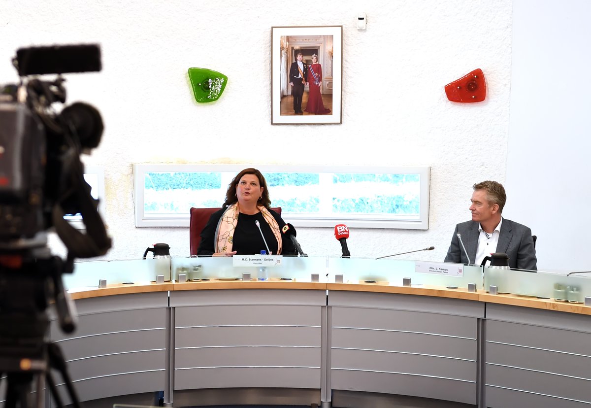 Over 1 jaar géén bergen kunstgras meer in Dongen. TUF Recycling BV verdwijnt uit Dongen. Een doorbraak in het slepende dossier. Het opruimen start as maandag. Dat heeft burgemeester Marina Starmans zojuist bekendgemaakt in een persconferentie. Meer info: bit.ly/2LrQwvF