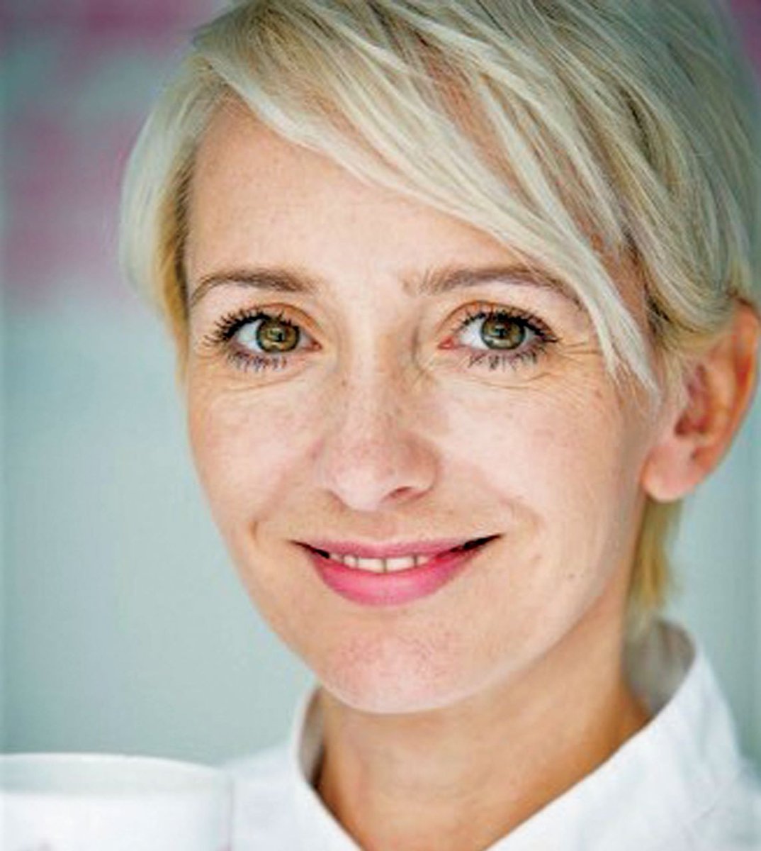 Woking_NewsMail's tweet photo. People around the world are #Baking with online recipes by #Woking culinary wizard Victoria Davies, owner of @VsKitchen, who began sharing her recipes for cakes, doughnuts and more after her regular classes were cancelled due to #Lockdown. See https://t.co/pyEIJmGwdL #Community https://t.co/FlEymfJKZa