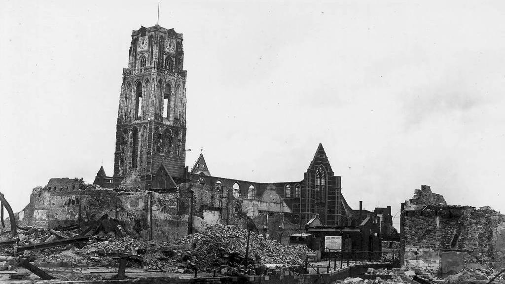 14 mei. 80 jaar geleden werd Rotterdam gebombardeerd, met dramatische gevolgen. Ter herdenking hier 'A Child's Prayer' (MacMillan). Opname 2016, St-Jan 's-Hertogenbosch.

(Geschreven na moord op 16 kinderen en hun leraar,  Dunblane, Schotland, 1996)

youtube.com/watch?v=ZwCqfB…