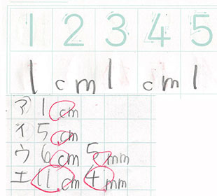 Kistenkasten723 ３ 低学年の算数ノートを見ると 大きなマス目に 数字が１桁の場合は １マス １字 ２桁のときは2字書いています 単位も同様で ｌやｍのような１字の単位は１つ Cmやmlのような２字の単位は１マスを使って書きます T Co