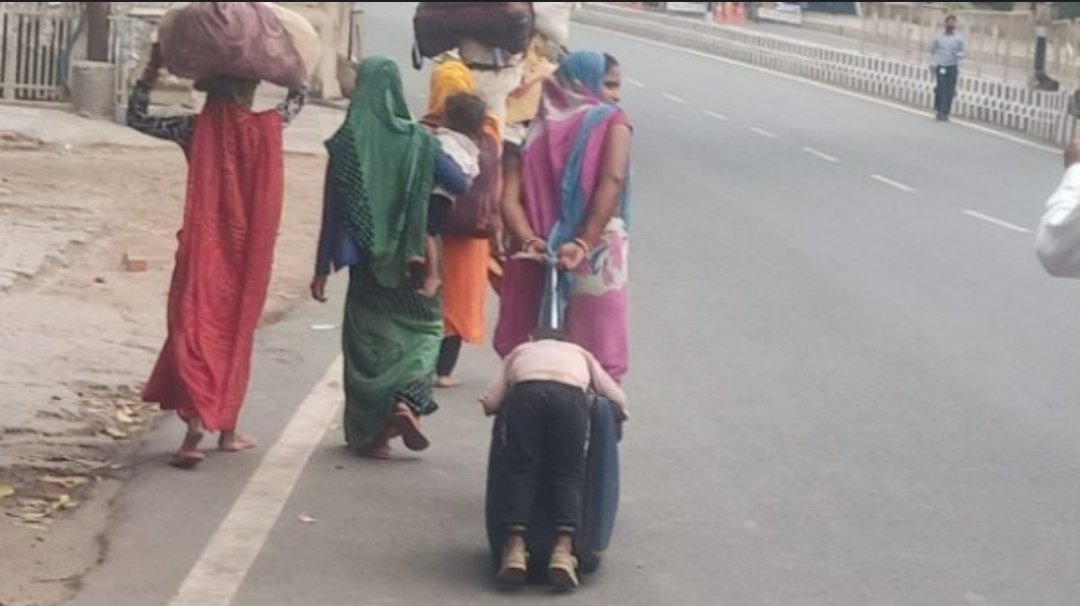 बच्चा सूटकेस पे सो गया माँ खींचती रही