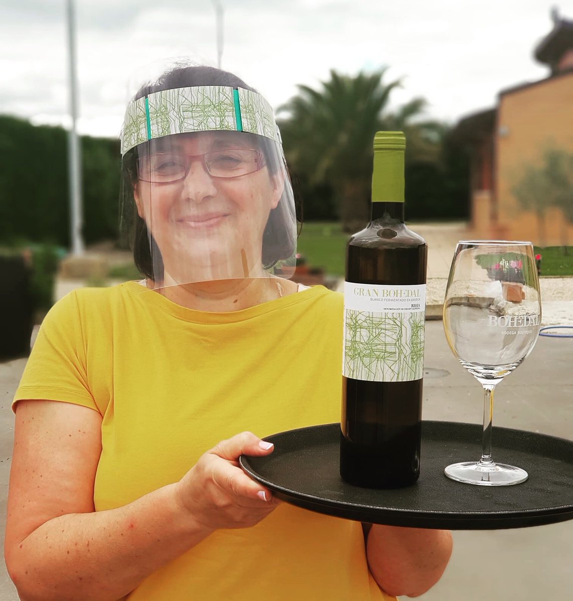 Ready para disfrutar el #TerraceodeBohedal?
Blanca está así de preparada para recibirte y los primeros clientes ya se han animado. 
A pesar de la lluvia o del frío seguimos caminando..
L-S
⏰ de 12.00 a 15.00 y de 19.00 a 21.00h
D- Sólo mañana.
#ExperienciaBohedal