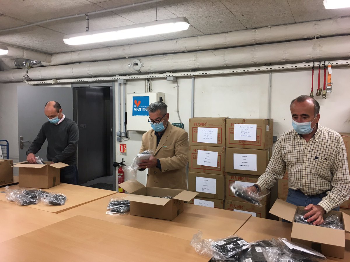 departement86's tweet photo. Le #Département va donner un #masque tissu lavable à chaque habitant de la #Vienne de plus de 15 ans. La première livraison vient d’être réceptionnée. La distribution va débuter ce week-end. #ProtégezVous ! #350.000Masques https://t.co/GtploXOlbM
