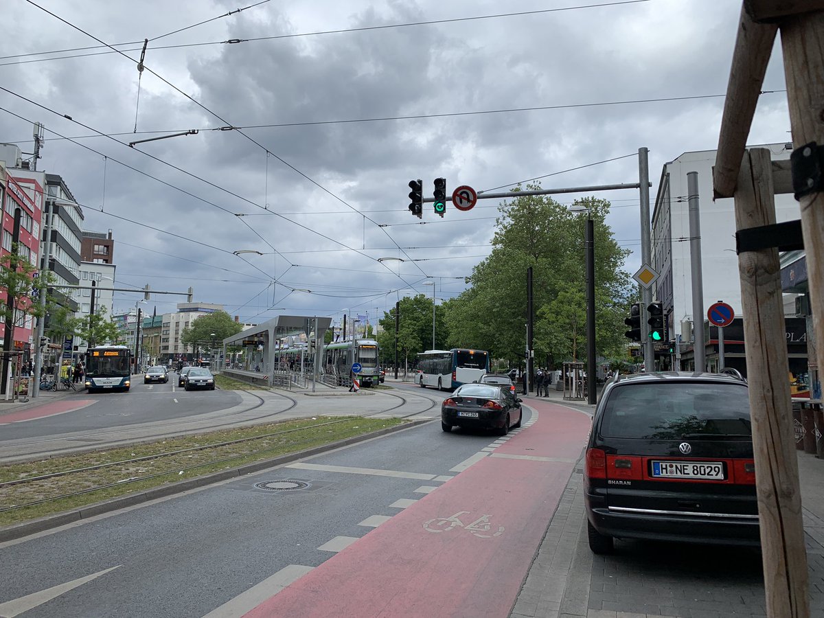 PARTEI_Hannover's tweet photo. Dass unsere Anhänger unglaublich ambitioniert sind, wussten wir ja schon immer. Aber WIE ZUR FICKENDEN HÖLLE ist das Schweinhorn DA an die Ampel gekommen?! https://t.co/6iih7hZeFT