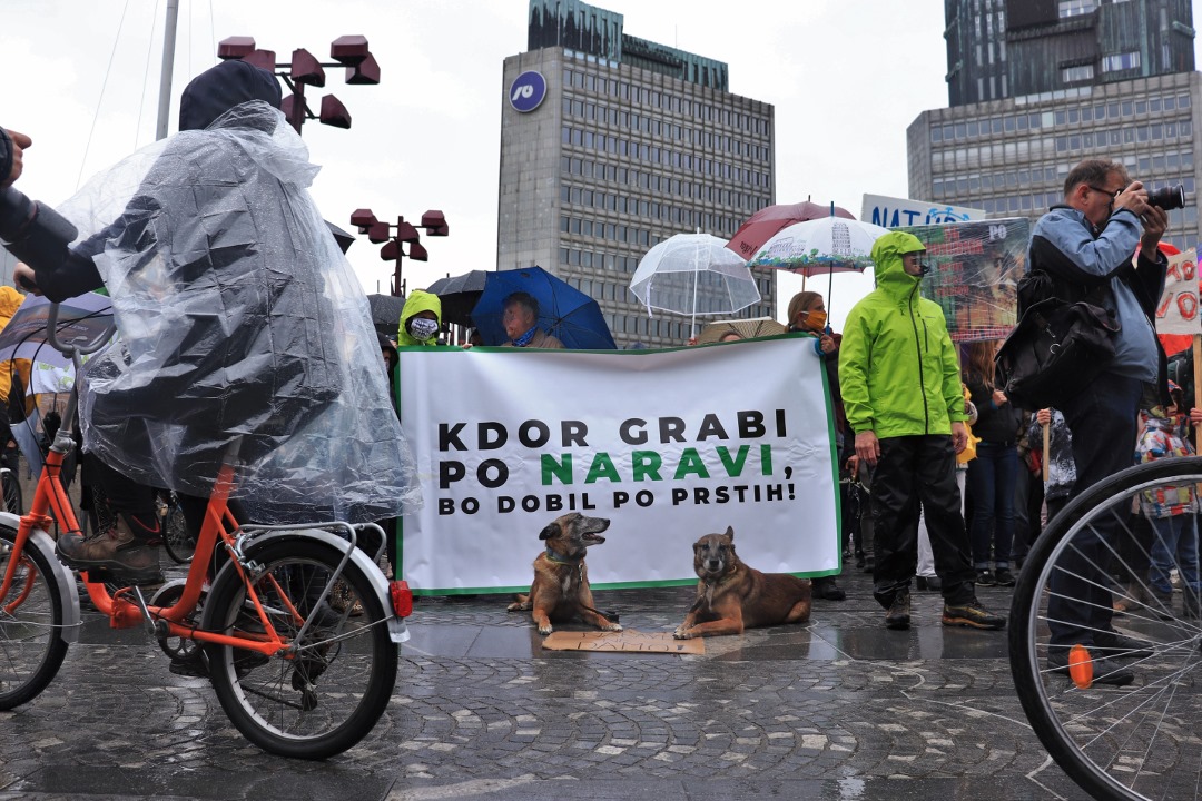 KomunalMedia's tweet photo. Who is grabbing the nature will be beaten on his fingers! #Demo #NaraveNeDamo #Protest #Ljubljana https://t.co/PHlkm0ASEl