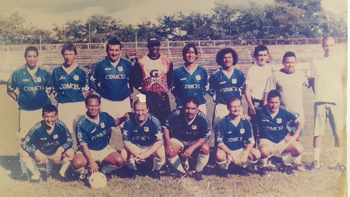camiRozop's tweet photo. @joselitoamado @Edo_Pimentel @VanemerakMario @MillosFCoficial Gonzalez, Amado, Prince, Nazarit, Pimentel, Gamero Abajo Vanemerak Willington Ortiz, Heberto Carrillo (no reconozco) Camilo Rozo, John Diaz (posi).villavicencio-Meta Junio/ 2000 viejas glorias del Club Los Millonarios https://t.co/Py3cJjVtSf