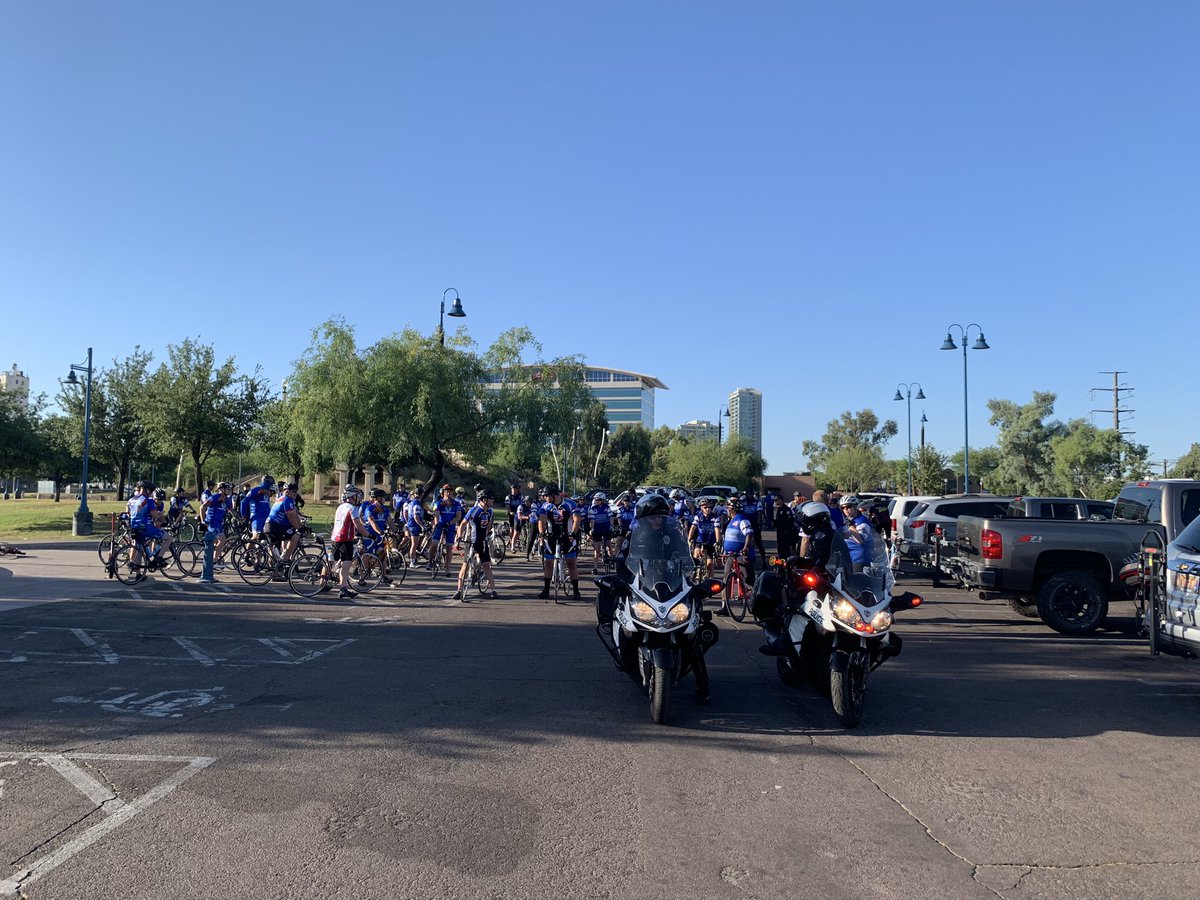 ChiefMikePooley's tweet photo. AZ #UnityTour left Tempe Beach Park this morning in honor of fallen LE Officers. https://t.co/2NScbdSzPU