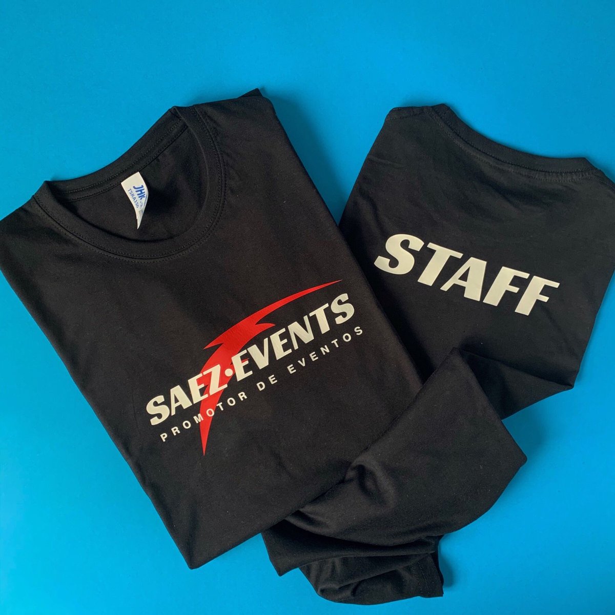 Nuevas #camisetaspersonalizadas para el equipo de Saez Events. ¡Ya están listos para volver a celebrar! Esperemos que sea pronto ⚡️ ⠀ @JHKtshirt