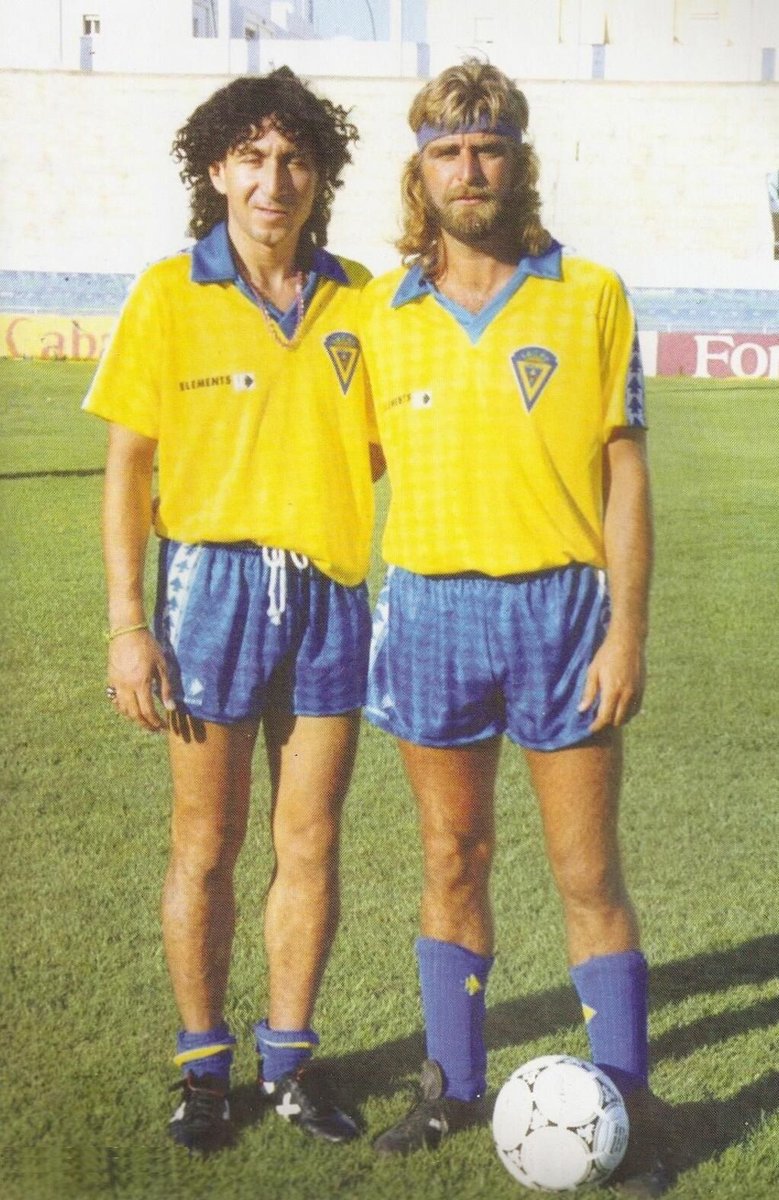 futbolretroes's tweet photo. ¿Cómo le explicamos a los chavales de hoy en día que estos dos eran futbolistas de Primera División y además de los buenos? https://t.co/eUQurSFHFJ