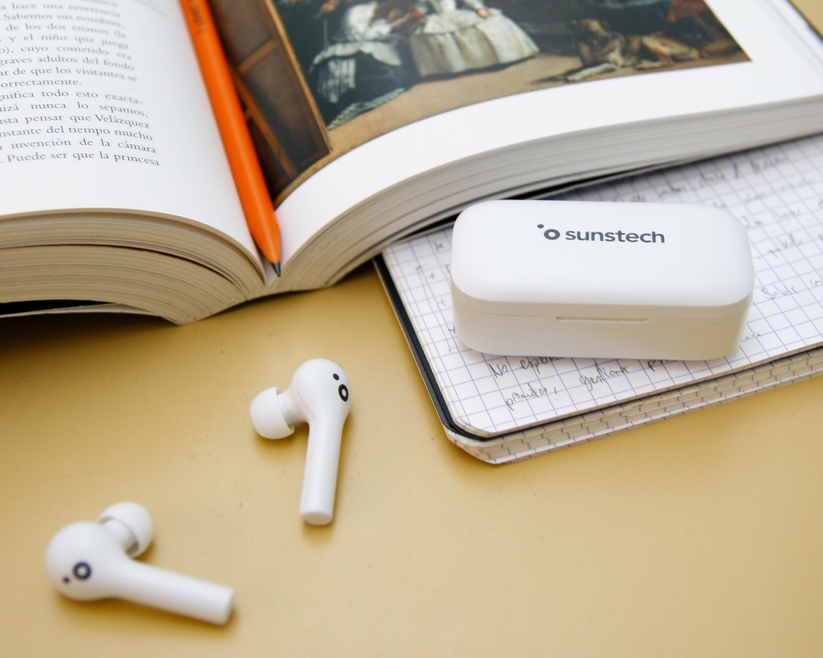 Sunstech_es's tweet photo. Sunstech lanza al mercado los auriculares #TWS #WavepodsTouch, una apuesta total por la versatilidad y la autonomía del usuario.

4 horas de batería y posibilidad de recarga autónoma, gracias a su estuche cargador, de hasta 5 veces. En total, ¡20 horas de autonomía! https://t.co/BuXGb8LdiK