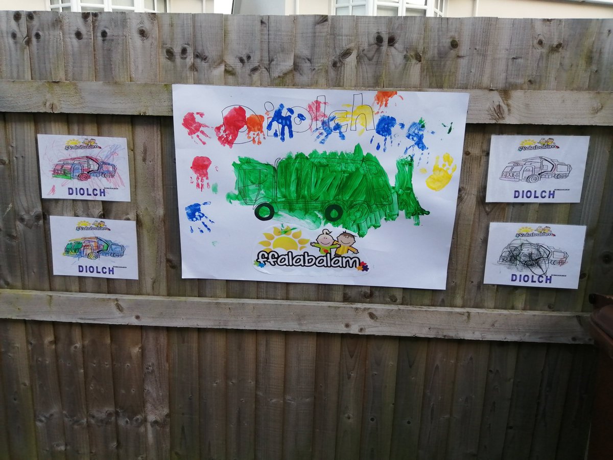 MeithFfalabalam's tweet photo. We are joining the residents of Ffordd Penrhos to extend a great big Diolch to our brilliant recycling and refuse collectors @BBCWales @CyngorGwynedd https://t.co/LQUhuhANV0