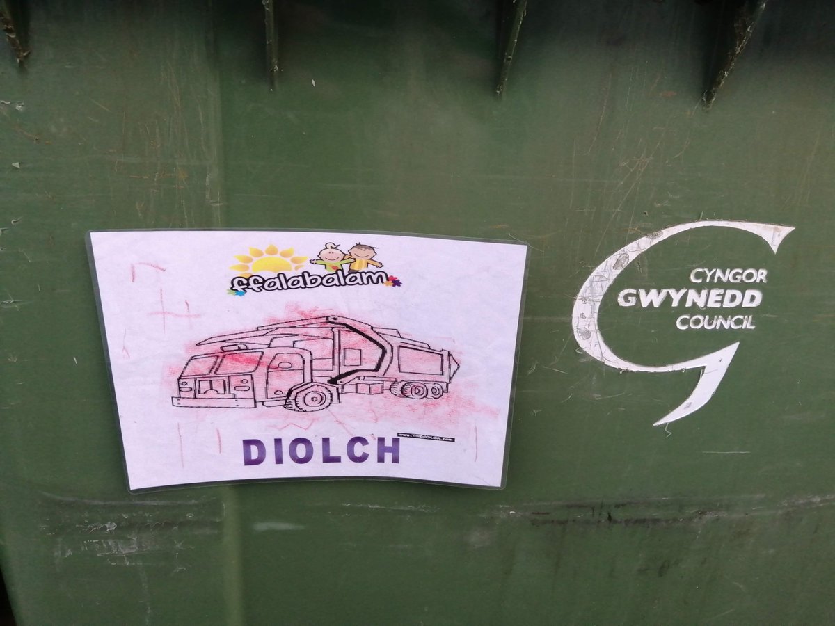 MeithFfalabalam's tweet photo. We are joining the residents of Ffordd Penrhos to extend a great big Diolch to our brilliant recycling and refuse collectors @BBCWales @CyngorGwynedd https://t.co/LQUhuhANV0
