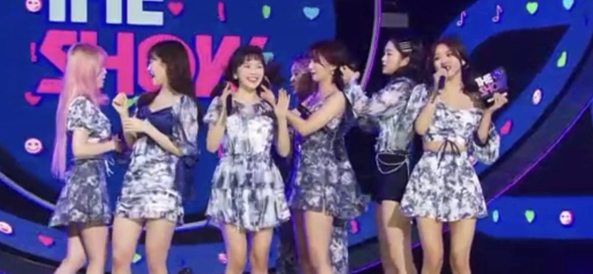 CandyHyoro's tweet photo. ヘアメイクさんとして大活躍するジッホちゃんw 本領発揮w

#NONSTOP6thWin #OhMyGirl14thWin https://t.co/sQiy9gIRJy
