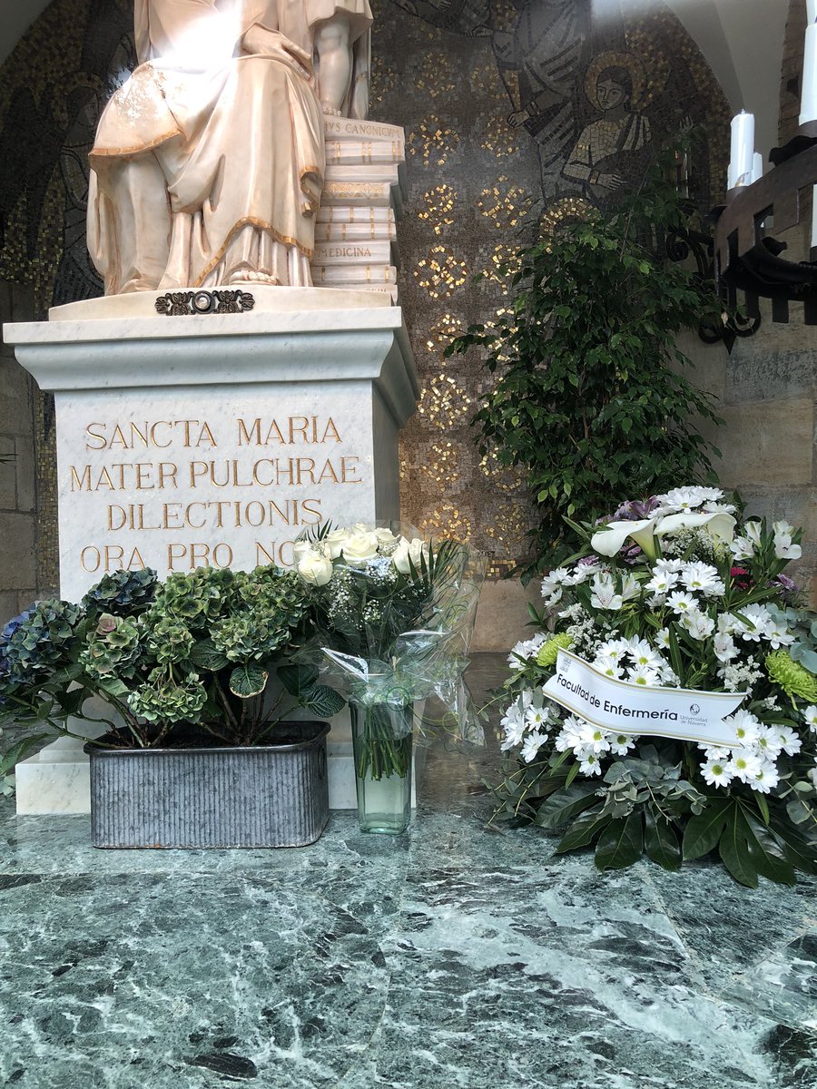 enfermeriaunav's tweet photo. En este #DiaInternacionalDeLaEnfermeria no podían faltar unas flores a la Virgen del la ermita del campus @unav https://t.co/3ZQsXRqUQv