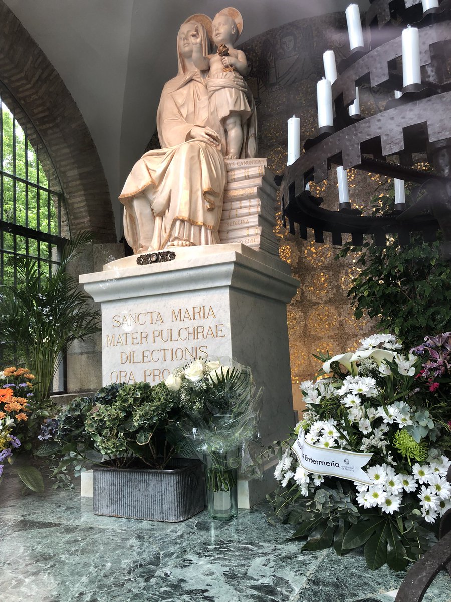 enfermeriaunav's tweet photo. En este #DiaInternacionalDeLaEnfermeria no podían faltar unas flores a la Virgen del la ermita del campus @unav https://t.co/3ZQsXRqUQv
