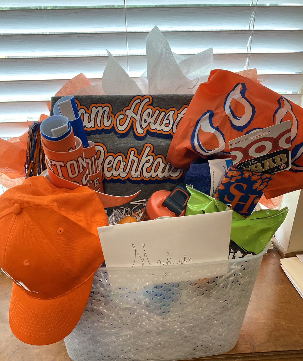 HistoryBozic's tweet photo. Congratulations to TMHS Senior Maekayla on graduating! Wishing you much success as you pursue your dreams &amp; goals! Here’s to making dreams come true!🧡💙 #adoptasenior #SHSU #TMHS #CJMajor #bearkats 🐾 #Tomballcommunity https://t.co/udNa4675jz