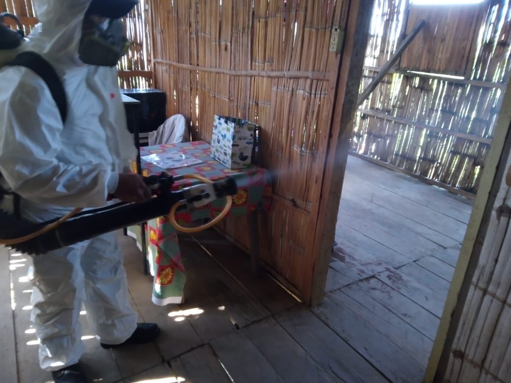 Salud_Guayas's tweet photo. Actividades de desinfección y fumigación realizada por personal de #ControlVectorial del Distrito 09D06 en las Cooperativas 25 de Julio y Virgen de Fátima, con la finalidad de prevenir el mosquito transmisor de dengue. 
#QuédateEnCasa
#ActivadosPorLaSalud
#PrevenciónEsSalud https://t.co/5OconoNHQC