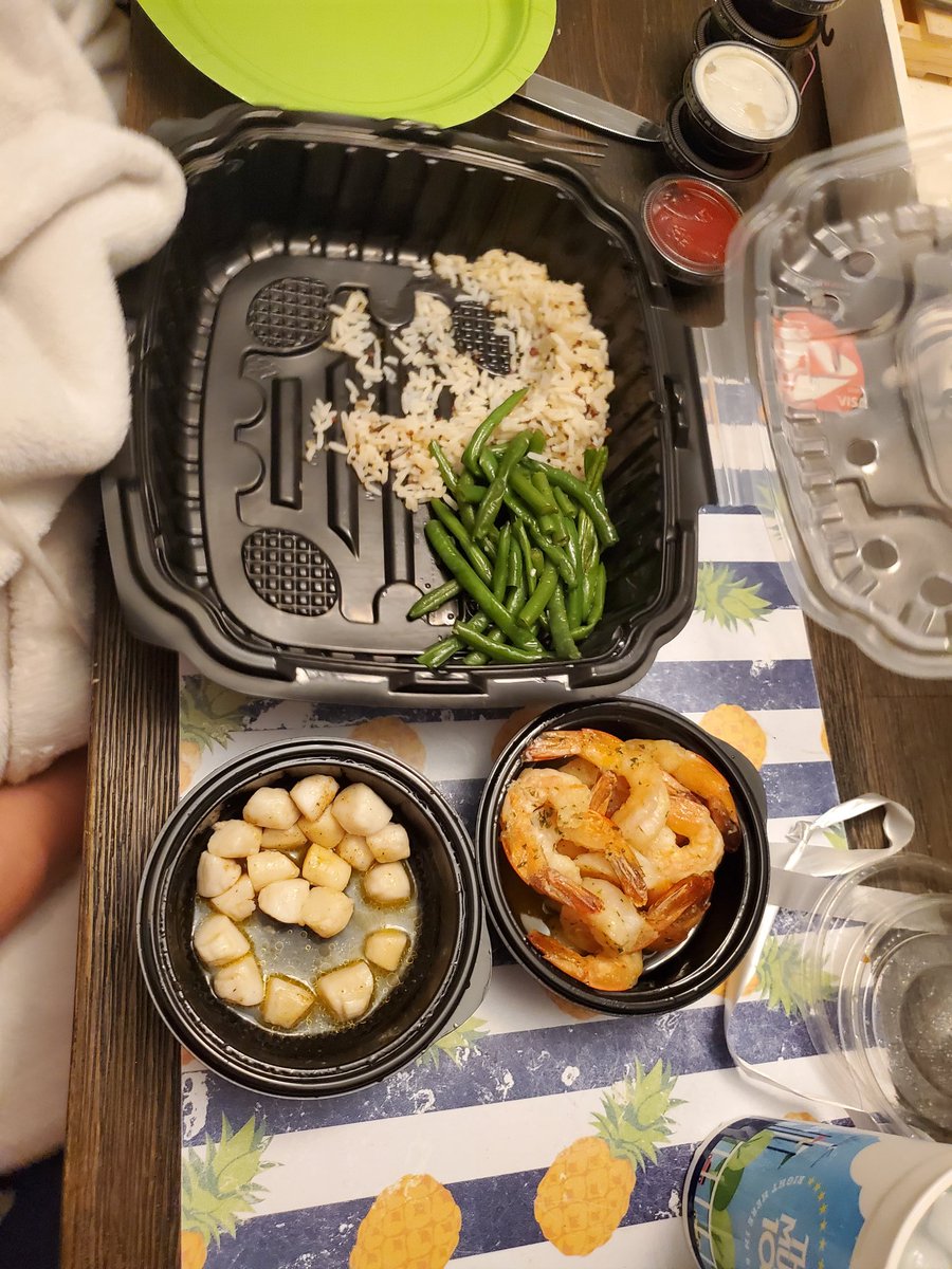 cgSTL's tweet photo. @redlobster I waited 2 hours for effing curbside pickup at one of your St. Louis locations on mother's day! Unacceptable. Here are some pics to show how your store decided to perform drive thru instead of curbside... Also the underwhelming amount of food in one container. #fail https://t.co/KqVO70IITZ