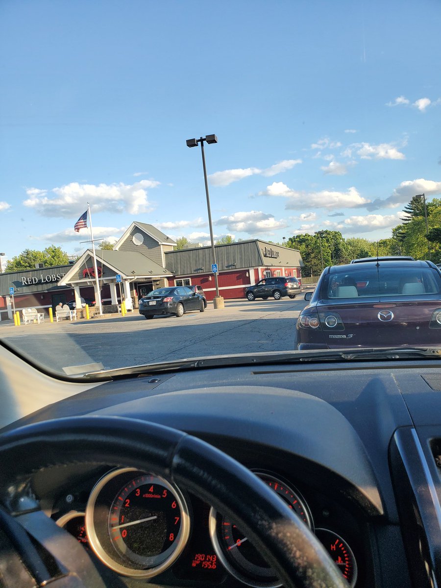 cgSTL's tweet photo. @redlobster I waited 2 hours for effing curbside pickup at one of your St. Louis locations on mother's day! Unacceptable. Here are some pics to show how your store decided to perform drive thru instead of curbside... Also the underwhelming amount of food in one container. #fail https://t.co/KqVO70IITZ