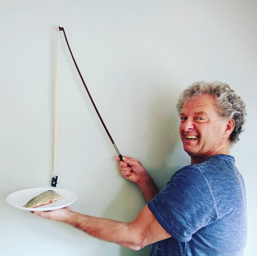 „Fishing for compliments- ihr Applaus fehlt uns!“ 
Wir arbeiten derzeit umtriebig, um bald wieder für unser Publikum spielen zu können. Neuigkeiten dazu gibt es bald. 

#mozarteumorchester#fishingforlikes#mozart#bratsche#salzburg#homeoffice