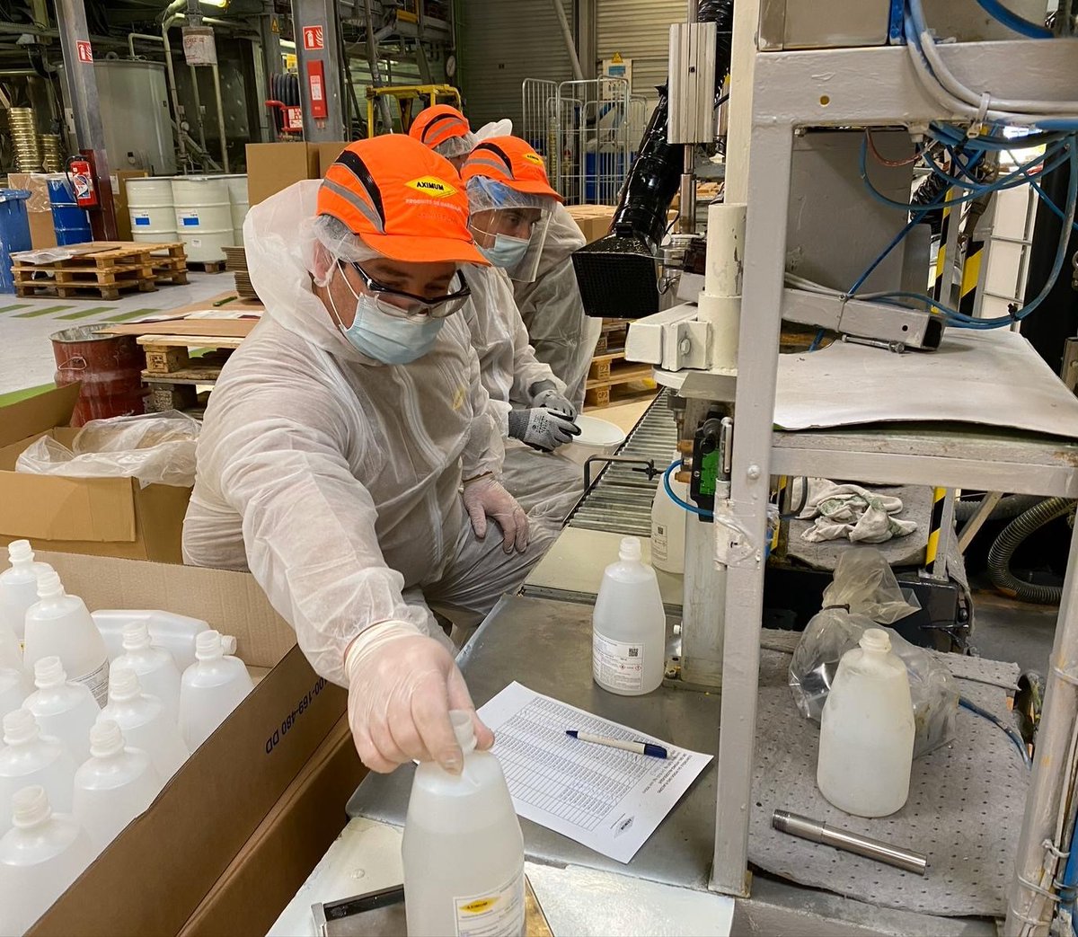 GroupeBouygues's tweet photo. [ 😷 #Sécurité 🦠] 

@Aximum_Officiel,  filiale sécurité et signalisation routière de @GroupeColas, a produit à ce jour plus 33 000 litres de gel hydroalcoolique et la fabrication continue 🧴

Objectif ? Garantir une sécurité sanitaire optimale aux employés du groupe 👏 https://t.co/mOByYwIVdy