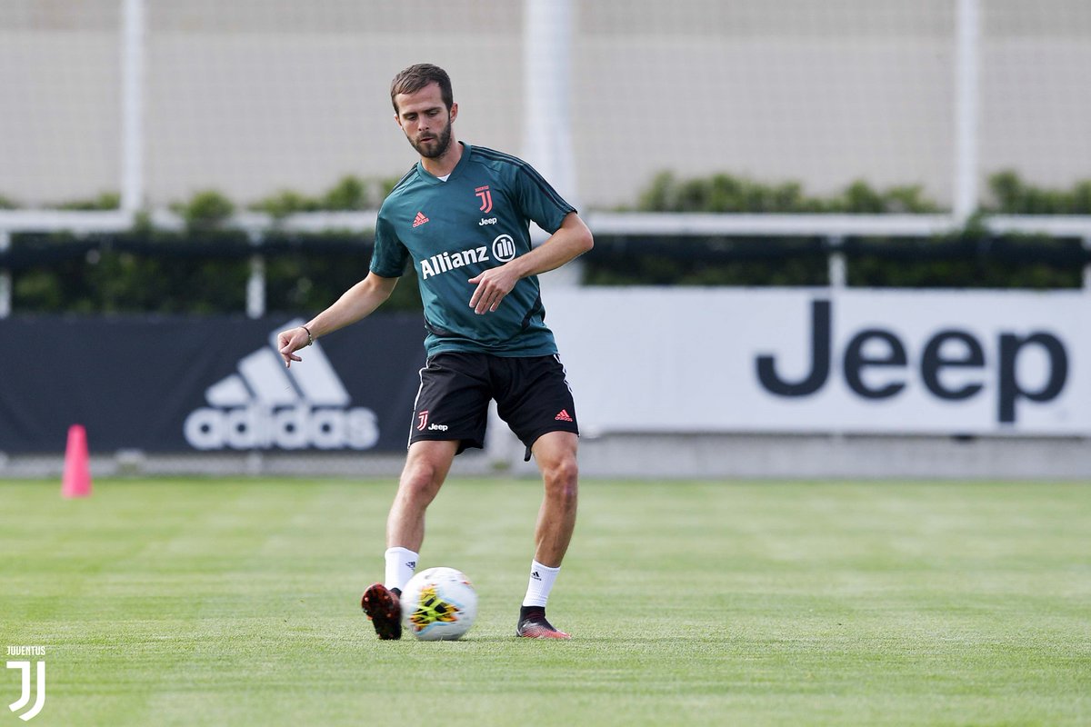 juventusfcen's tweet photo. Under the JTC sun ☀️💎🎩

Individual training sessions continue for the Bianconeri!

#FinoAllaFine #ForzaJuve https://t.co/wg35ezppbX