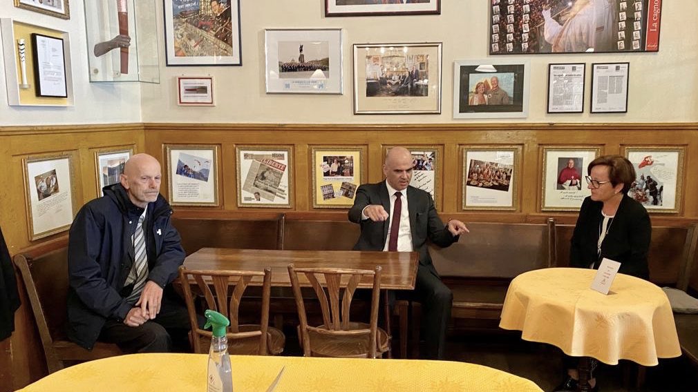 alain_berset's tweet photo. Besuch im @Etat_Fribourg. Mit dem Contact-Tracing spielen die Kantone bei der Pandemie-Bekämpfung eine entscheidende Rolle. Auch habe ich mir ein Bild davon gemacht, wie Läden und Restaurants Kundschaft und Mitarbeitende schützen. Alle müssen ihren Beitrag leisten. #CoronaInfoCH https://t.co/44SFwWYTuU