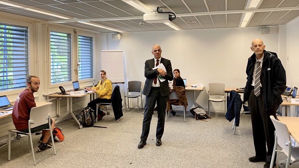 alain_berset's tweet photo. Besuch im @Etat_Fribourg. Mit dem Contact-Tracing spielen die Kantone bei der Pandemie-Bekämpfung eine entscheidende Rolle. Auch habe ich mir ein Bild davon gemacht, wie Läden und Restaurants Kundschaft und Mitarbeitende schützen. Alle müssen ihren Beitrag leisten. #CoronaInfoCH https://t.co/44SFwWYTuU