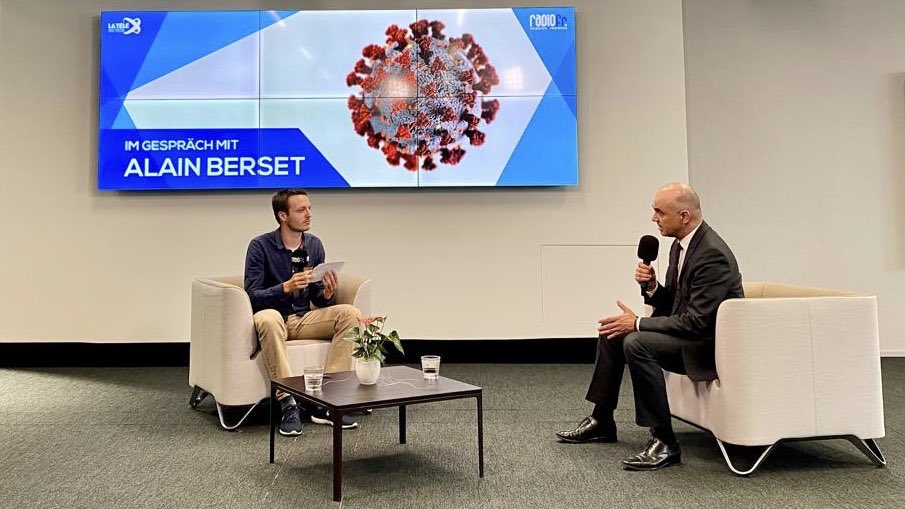 alain_berset's tweet photo. Besuch im @Etat_Fribourg. Mit dem Contact-Tracing spielen die Kantone bei der Pandemie-Bekämpfung eine entscheidende Rolle. Auch habe ich mir ein Bild davon gemacht, wie Läden und Restaurants Kundschaft und Mitarbeitende schützen. Alle müssen ihren Beitrag leisten. #CoronaInfoCH https://t.co/44SFwWYTuU