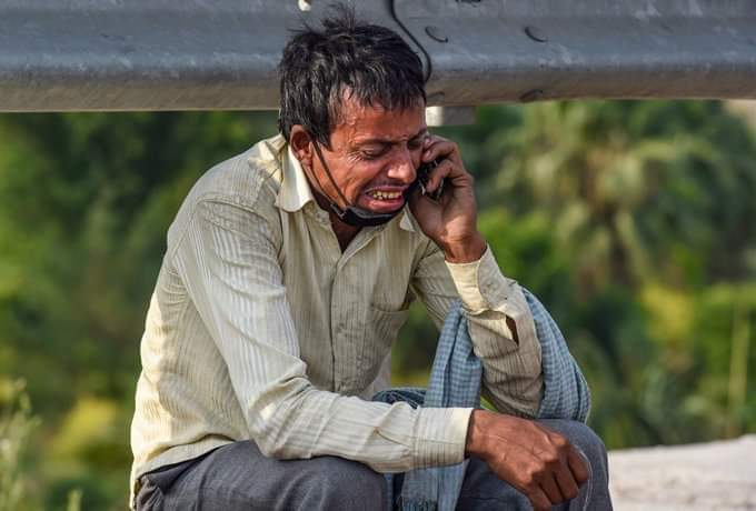 Bhimkys's tweet photo. This is haunting and the pain on their face is real unlike your emotions and assurances. Can you take this moment of pain away from their life? Well, I don't have trust on you.
#AatmanirbharBharat #PMModi #8बजे_दान_का_हिसाब_दो #8बजे #8Pm_8Questions https://t.co/VUVwAIZKAO