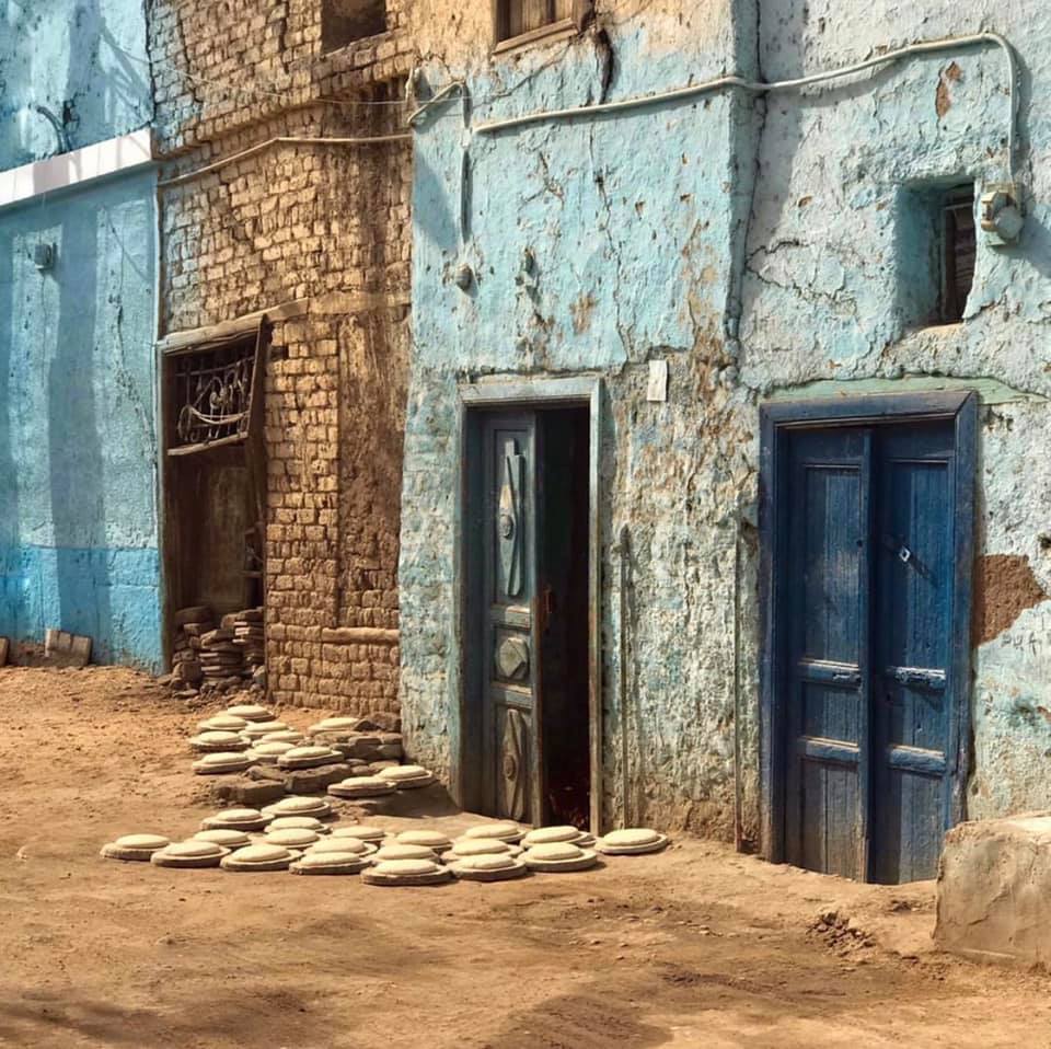 The baking of the shamsi bread is one of the most fascinating scenes you can still see at the Upper Egyptian villages (here from Gourna and Esna), a type of bread that traveled from ancient Egypt, read more in this article
rawi-magazine.com/articles/bread…