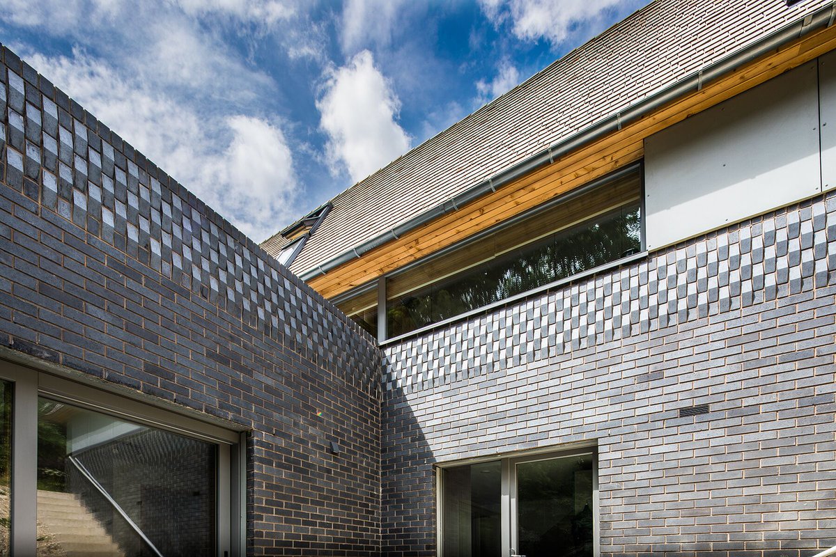 Today's case study is the Hen House project.  Designed by @ptapractice, built by Simplicity Construction with <a href="/Frame_Tech/">Frame Technologies</a> timber frame for a sloping garden site. Passivhaus principles &amp; PHPP modelling, + space heating need 36 kWh/m2/yr: greenbuildingstore.co.uk/the-hen-house-… <a href="/dugwildersphoto/">Dug Wilders</a>