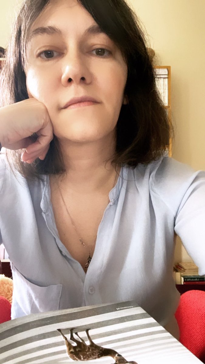 siufille's tweet photo. - che fai durante la pausa pranzo?
- leggo Ocean Vuong con aria un po’ snob. https://t.co/h109zvrE2X