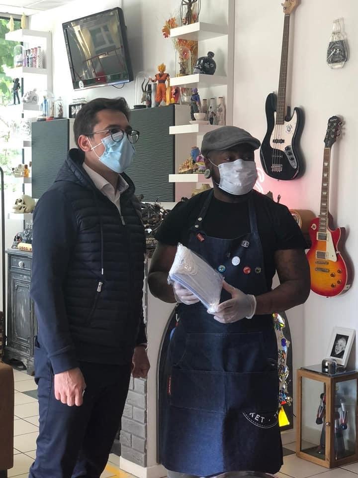 Ce matin, distribution de masques aux commerçants de la place de Lisieux, de Croix Rouge et des Hauts de Murigny. #Reims