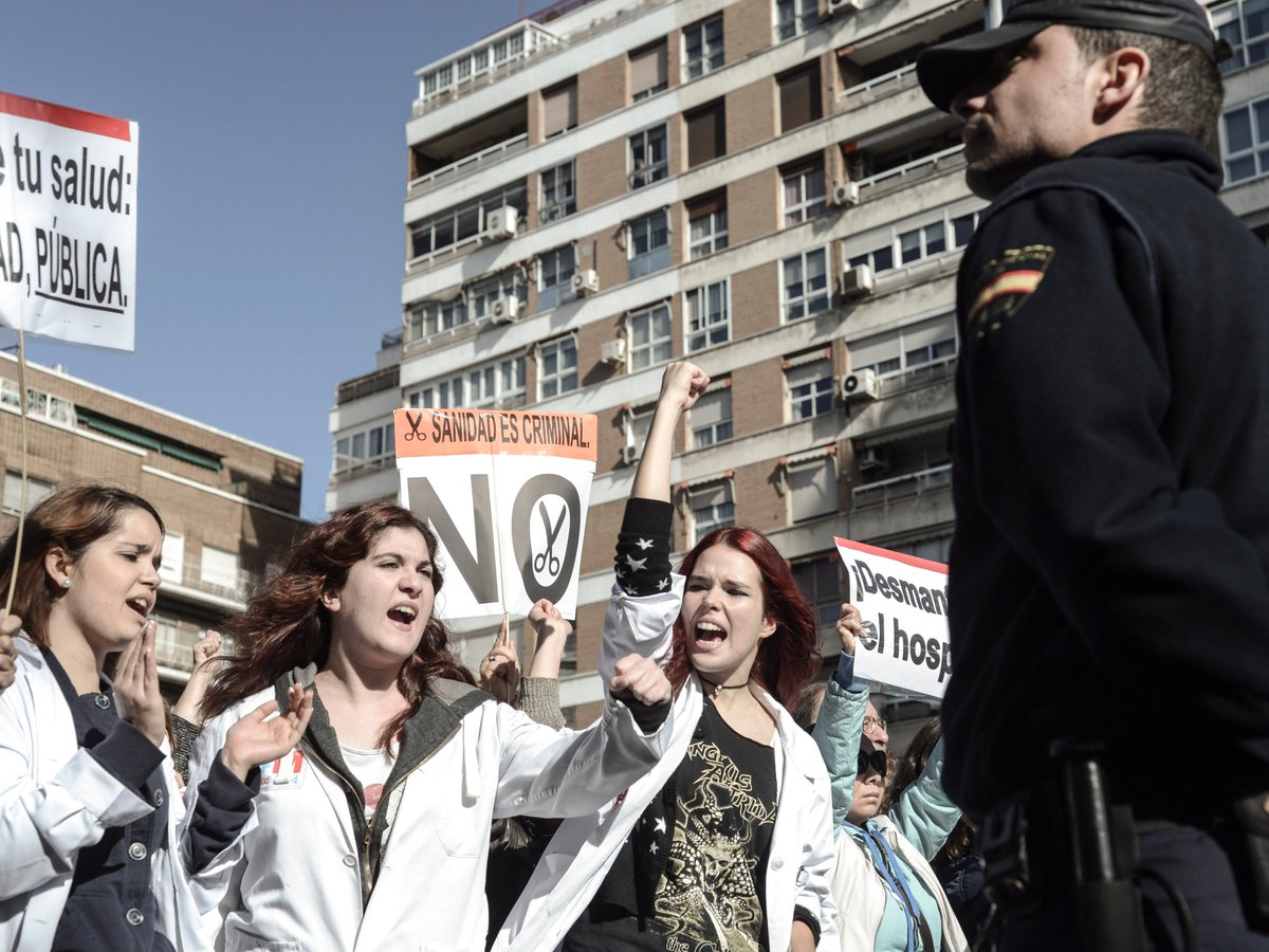 SoloBuen's tweet photo. Un orgullo vivir en un país en el que la #SanidadPublica resiste pese a los empujones.

Gracias por vuestro trabajo. 

Feliz #DiadelaEnfermeria 

#diainternacionaldelaenfermeria #DIAMUNDIALDELAENFERMERIA #SoloBuenPeriodismo #InformarSinAlarmar https://t.co/j9aSYpmlGC