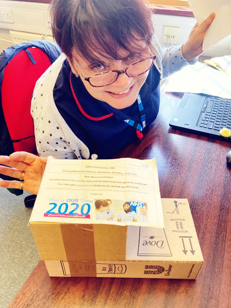 Happy International Nurses Day! Thank you for our hand creams <a href="/LPTnhs/">Leicestershire Partnership NHS Trust</a> here's Elaine looking very excited!
#InternationalNursesDay #InternationalNursesDay2020