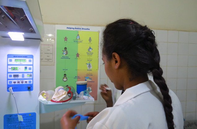 AlegriaAmbGambo's tweet photo. El Hospital de Gambo son ellos, el personal de enfermería, garantizando que mantenga sus puertas abiertas, cuidando de las personas que más lo necesitan durante 24 horas todos los días.
https://t.co/ZdYEyCarUf
#DiadelaEnfermeria #DiaInternacionaldelaEnfermera #NursesDay2020 https://t.co/cs4xk0SjtD
