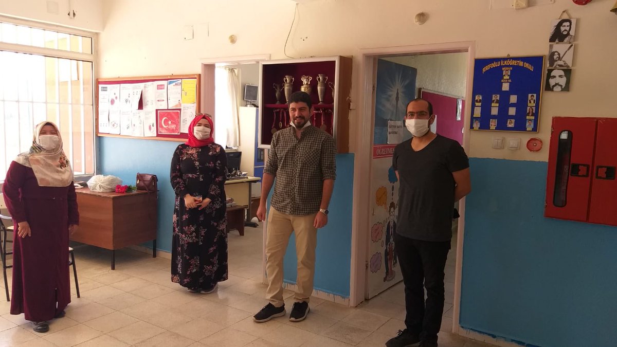 serefogluioo's tweet photo. Öğrencilerimizi geleceğe hazırlarken her türlü fedakarlığı yapan Öğretmenlerimize teşekkürü borç biliriz. Toplanan kitaplarımız öğrencilerimize dağıtılmak üzere okulumuza getirildi, internet erişimi olmayan öğrencilerimize öğretmenlerimizin hazırladığı testlerimiz dağıtıldı. https://t.co/NY0f22K3KY