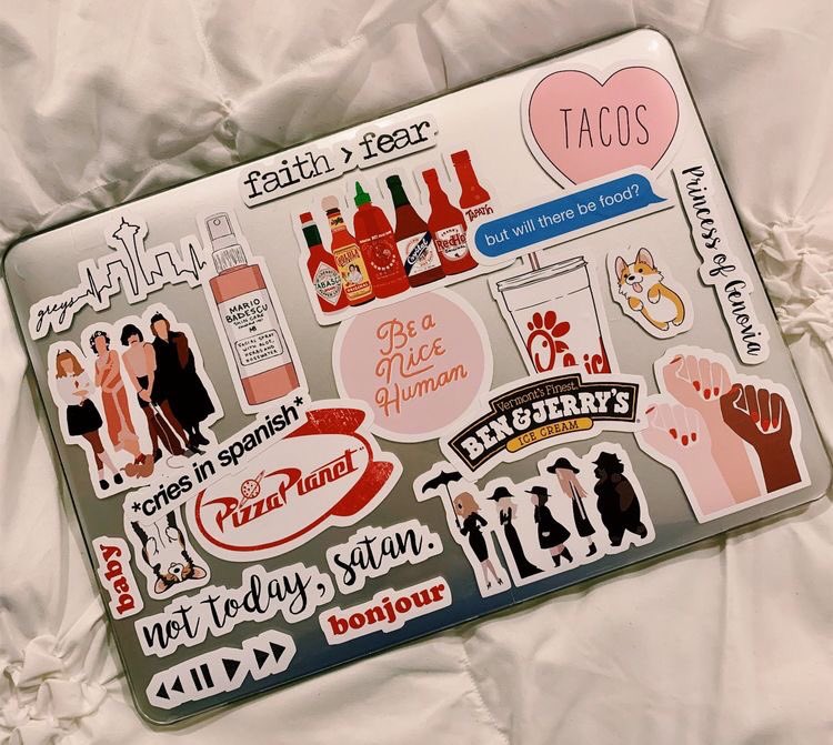 arabiakragen's tweet photo. #Mcbook เป็นคนเล่นคอมไม่เป็น แต่อยากได้แมคบุ๊คสักเครื่อง เพราะอยากเอามาแปะสติ๊กเกอร์หวานๆ สวยๆ นี่แหละ ตามหลักวิทยาศาสตร์ไม่รู้ว่าการแปะสติ๊กเกอร์เยอะๆ แบบนี้มันทำอันตรายต่อเครื่องมั้ย 🤭🤔😍🥰 #โน๊ตบุ๊ค ไว้รอทำงานเก็บเงินซื้อแล้วจะรีวิว😆 ช่วงนี้กักตัวอยู่บ้านซื้อแต่ของเล่นเด็ก https://t.co/8QU3lLWi8T