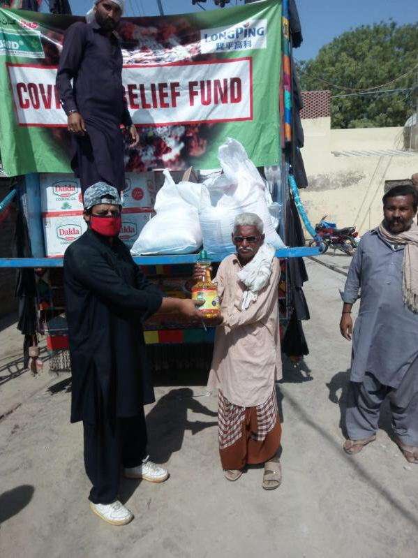 CathayPak's tweet photo. Chinese companies are together with Pakistan in fighting coronavirus: Longping High-tech and its partner present food packages to 1,000 deserving families in Golarchi, Sindh and Pakpattan, Punjab amid #COVID-19 pandemic. Read more https://t.co/56nDzegVTl https://t.co/b4RHYDPKDI