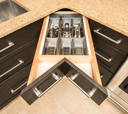 parhamdecor's tweet photo. طراحی کابینت کنج دیوار آشپزخانه با دسترسی آسان و کاربردی

یکی از چالش‌هایی که اکثر طراحان کابینت و مالکین منزل با آن برخورد میکنند، طراحی کابینت کنج دیوار آشپزخانه است طوری که یک فضای پِرت را زنده کند و از هدر رفتن فضای گوشه جلوگیری کند.
https://t.co/kHn9Q0NJpM https://t.co/gExBHVqnin