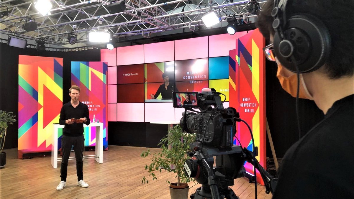 MCB_Berlin's tweet photo. Die digitale Ausgabe der @MCB_Berlin  + @republica war ein voller Erfolg. 53 Programm-Sessions + 52 Stunden Programm + 89 Sprecher*innen konnte man in den Livestreams der re-publica.tv-Kanäle inklusive des MCB-Kanals verfolgen.😊
Die komplette #MCBRemote▶️ https://t.co/EkBPJY5b6V https://t.co/yAyeoDKY0C