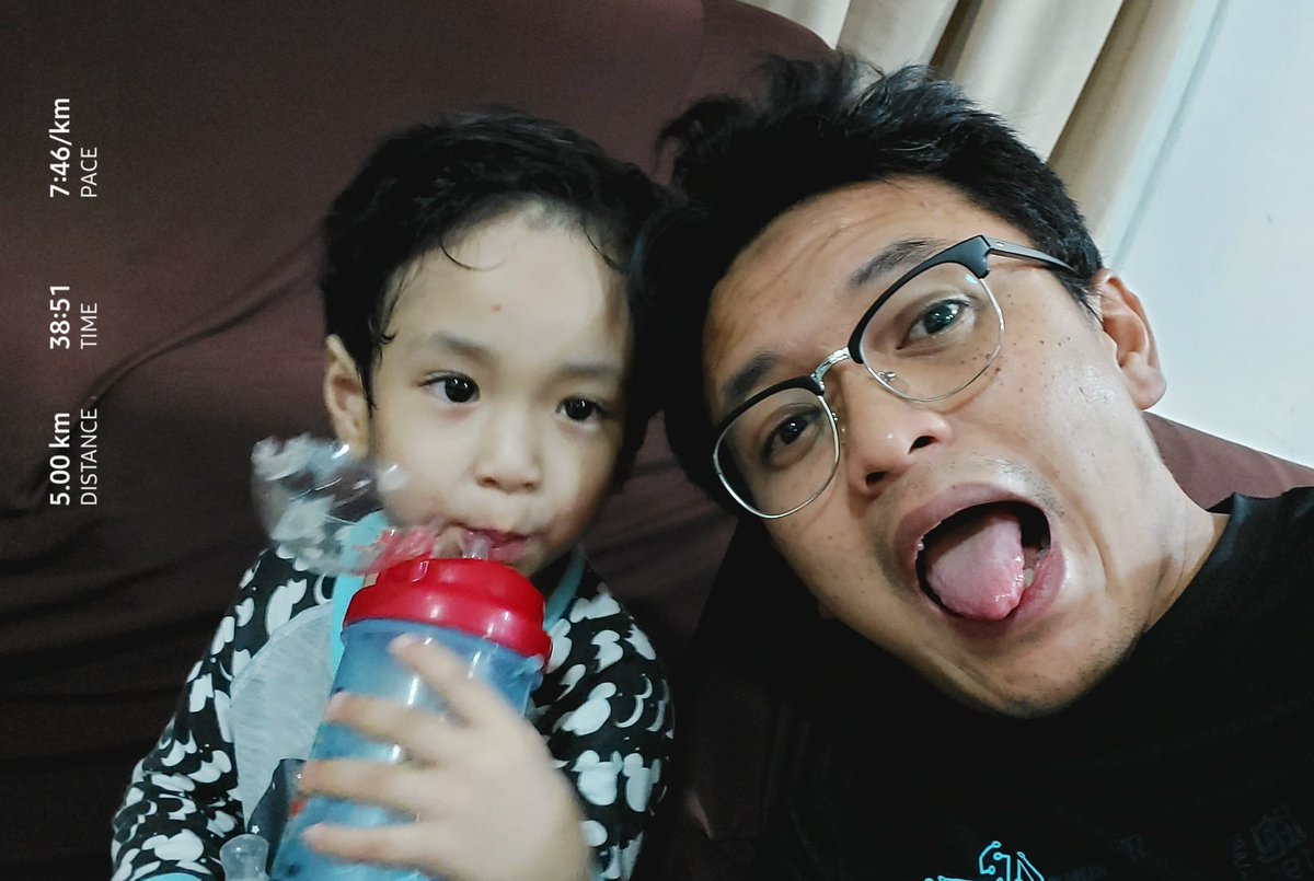 irfansatria_'s tweet photo. RSC133 β’ #MCO Day 56
Elok je tengah main dgn dia, dia gi sneak attack sumbat straw dlm mulut. Nyaris nak terbatal puasa π.
DTD: 805.0km
#RunStreakChallenge
#stayHome #lariSetempat https://t.co/OpcHkgXXlb