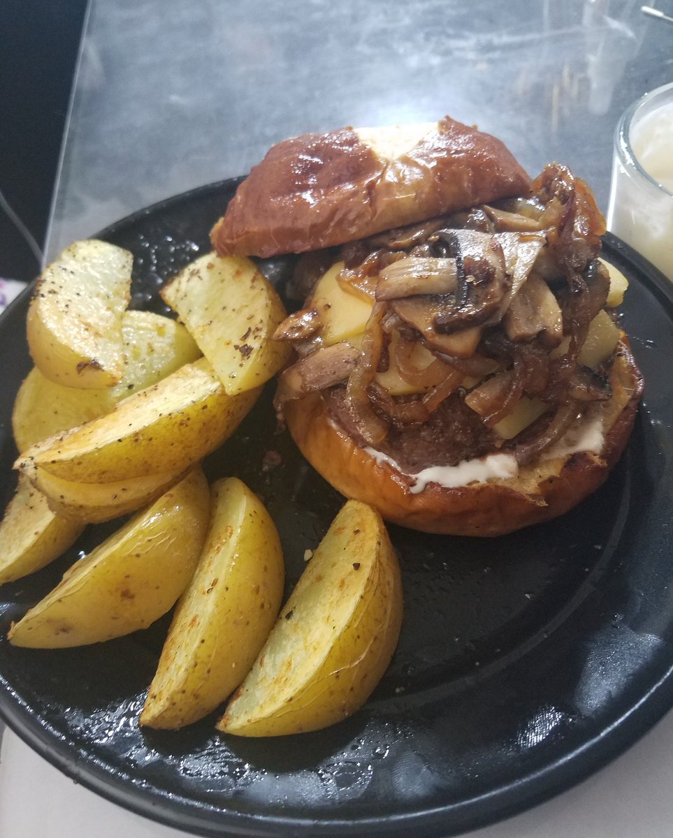 raevenlywrites's tweet photo. Bison burger with caramelized onions and mushrooms, smoked gouda, and horseradish mayo on a grilled pretzel bun
#yesimadethat #foodporn https://t.co/pJbVy6I8DI
