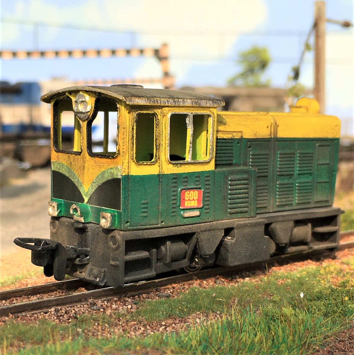 TDioramas's tweet photo. #IndianRailways #ndm6 in unique Matheran Hill Railway color scheme.

This #3Dprinted model is designed by @JeremiahBunyan  He also did a fantastic job painting the loco and adding those custom decal. #Weathered by 'yours truly'. https://t.co/EAJyZs9VSh