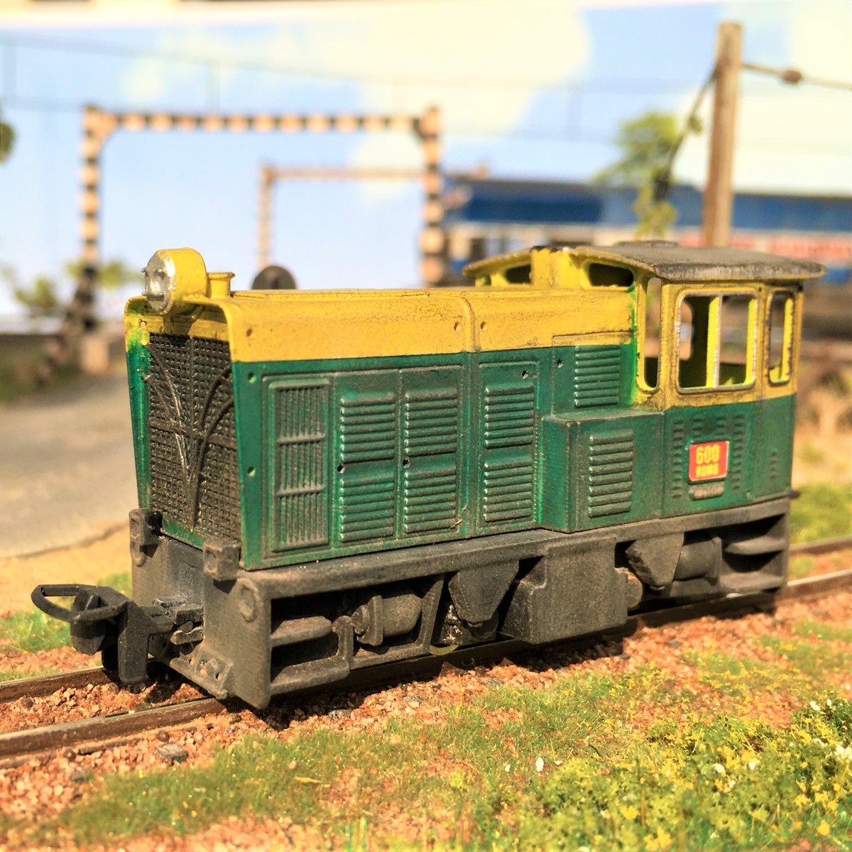 TDioramas's tweet photo. #IndianRailways #ndm6 in unique Matheran Hill Railway color scheme.

This #3Dprinted model is designed by @JeremiahBunyan  He also did a fantastic job painting the loco and adding those custom decal. #Weathered by 'yours truly'. https://t.co/EAJyZs9VSh