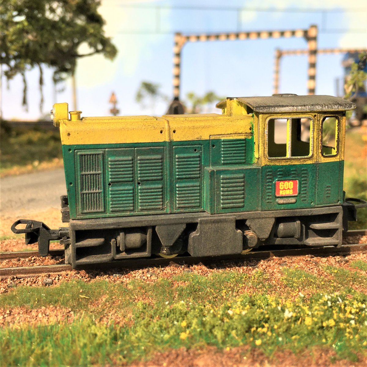 TDioramas's tweet photo. #IndianRailways #ndm6 in unique Matheran Hill Railway color scheme.

This #3Dprinted model is designed by @JeremiahBunyan  He also did a fantastic job painting the loco and adding those custom decal. #Weathered by 'yours truly'. https://t.co/EAJyZs9VSh
