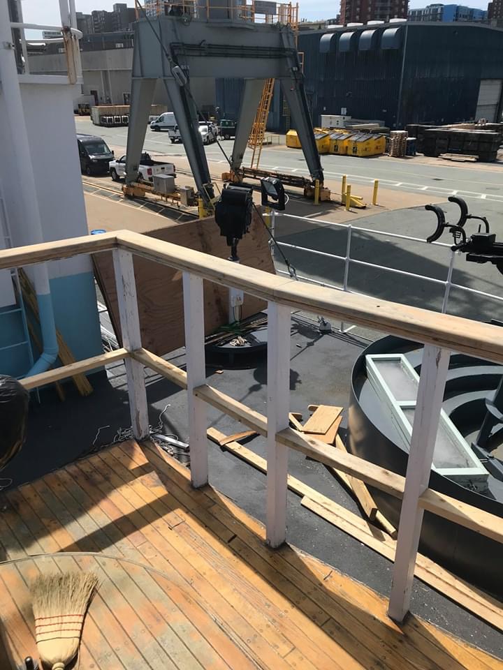 HMCSSACKVILLE1's tweet photo. From #ThePaintLocker on Facebook: Work continues on bridge renovations. Sanding of the handrails, scrape and prime the top of the Asdic shack, replacement of some of the hardwood that has been water damaged, and painting the bridge side panels before they are installed. #RCNavy https://t.co/TxsmSCzPa5