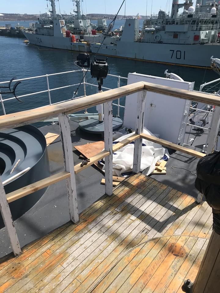 HMCSSACKVILLE1's tweet photo. From #ThePaintLocker on Facebook: Work continues on bridge renovations. Sanding of the handrails, scrape and prime the top of the Asdic shack, replacement of some of the hardwood that has been water damaged, and painting the bridge side panels before they are installed. #RCNavy https://t.co/TxsmSCzPa5